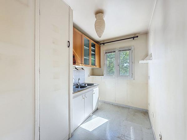 Appartement à Meaux d'environ 50 m2 - proche commerces et écoles - une chambre - un balcon - une cave et une place de stationnement.