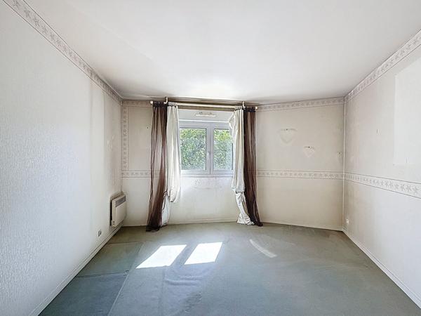 Appartement à Meaux d'environ 50 m2 - proche commerces et écoles - une chambre - un balcon - une cave et une place de stationnement.