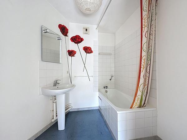 Appartement à Meaux d'environ 50 m2 - proche commerces et écoles - une chambre - un balcon - une cave et une place de stationnement.