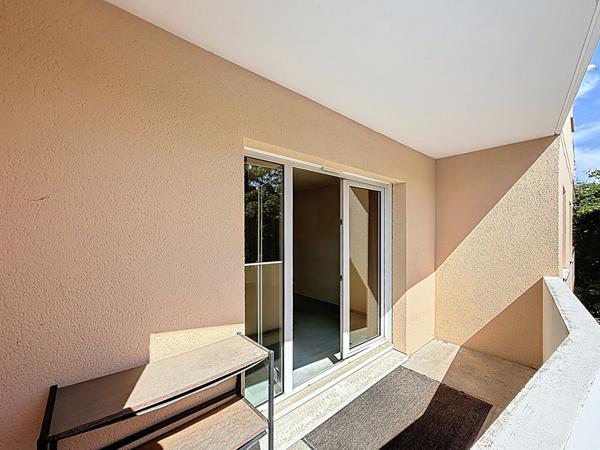 Appartement à Meaux d'environ 50 m2 - proche commerces et écoles - une chambre - un balcon - une cave et une place de stationnement.