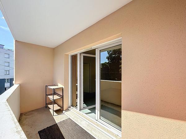 Appartement à Meaux d'environ 50 m2 - proche commerces et écoles - une chambre - un balcon - une cave et une place de stationnement.