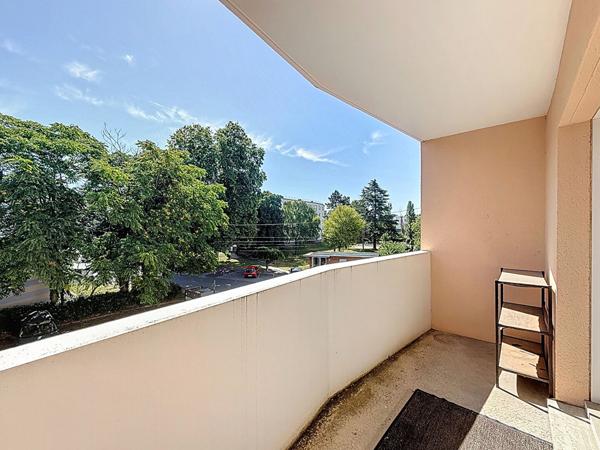 Appartement à Meaux d'environ 50 m2 - proche commerces et écoles - une chambre - un balcon - une cave et une place de stationnement.