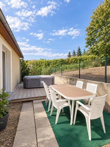 Maison 3 chambres, piscine et grand sous-sol à Mornac