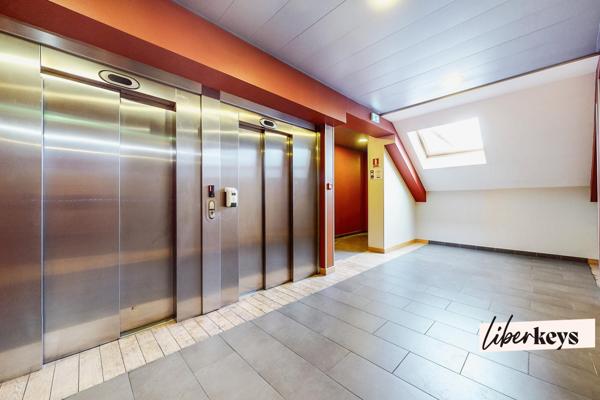 OPPORTUNITÉ RARE – BUREAUX À VENDRE – GRATTE-CIEL