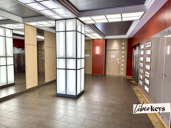 OPPORTUNITÉ RARE – BUREAUX À VENDRE – GRATTE-CIEL