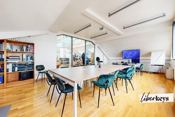 OPPORTUNITÉ RARE – BUREAUX À VENDRE – GRATTE-CIEL