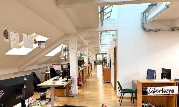 OPPORTUNITÉ RARE – BUREAUX À VENDRE – GRATTE-CIEL