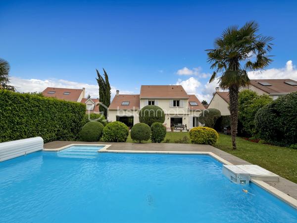 Au cœur de la résidence du Golf de Saint-Germain-lès-Corbeil, cette majestueuse maison de 230 m² propose un style de vie urbain tout en offrant tranquillité et confort. Parfaitement située à deux pas des transports en commun (station TZEN, ligne RER D) et proche de toutes commodités, elle est idéale pour une grande famille et le télétravail. 

Cette propriété sur deux niveaux dévoile ses 9 pièces, comprenant 5 chambres spacieuses, 2 salles de bain et 3 salles d'eau pour préserver l'intimité de chacun. Le TRIPLE séjour est baigné de lumière grâce à ses larges baies vitrées, et la cuisine, moderne et épurée, respire la convivialité.

La parcelle de 874 m² propose deux terrasses parfaites pour des soirées estivales, un jardin soigné et une piscine où passer vos journées ensoleillées. 3 parkings et 2 boxes.

Profitez sans tarder de cette maison exceptionnelle.

Visite sur RDV.