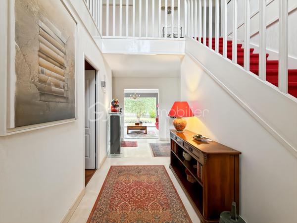 Au cœur de la résidence du Golf de Saint-Germain-lès-Corbeil, cette majestueuse maison de 230 m² propose un style de vie urbain tout en offrant tranquillité et confort. Parfaitement située à deux pas des transports en commun (station TZEN, ligne RER D) et proche de toutes commodités, elle est idéale pour une grande famille et le télétravail. 

Cette propriété sur deux niveaux dévoile ses 9 pièces, comprenant 5 chambres spacieuses, 2 salles de bain et 3 salles d'eau pour préserver l'intimité de chacun. Le TRIPLE séjour est baigné de lumière grâce à ses larges baies vitrées, et la cuisine, moderne et épurée, respire la convivialité.

La parcelle de 874 m² propose deux terrasses parfaites pour des soirées estivales, un jardin soigné et une piscine où passer vos journées ensoleillées. 3 parkings et 2 boxes.

Profitez sans tarder de cette maison exceptionnelle.

Visite sur RDV.
