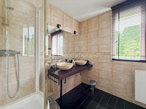 Au cœur de la résidence du Golf de Saint-Germain-lès-Corbeil, cette majestueuse maison de 230 m² propose un style de vie urbain tout en offrant tranquillité et confort. Parfaitement située à deux pas des transports en commun (station TZEN, ligne RER D) et proche de toutes commodités, elle est idéale pour une grande famille et le télétravail. 

Cette propriété sur deux niveaux dévoile ses 9 pièces, comprenant 5 chambres spacieuses, 2 salles de bain et 3 salles d'eau pour préserver l'intimité de chacun. Le TRIPLE séjour est baigné de lumière grâce à ses larges baies vitrées, et la cuisine, moderne et épurée, respire la convivialité.

La parcelle de 874 m² propose deux terrasses parfaites pour des soirées estivales, un jardin soigné et une piscine où passer vos journées ensoleillées. 3 parkings et 2 boxes.

Profitez sans tarder de cette maison exceptionnelle.

Visite sur RDV.