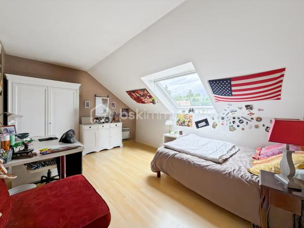 Au cœur de la résidence du Golf de Saint-Germain-lès-Corbeil, cette majestueuse maison de 230 m² propose un style de vie urbain tout en offrant tranquillité et confort. Parfaitement située à deux pas des transports en commun (station TZEN, ligne RER D) et proche de toutes commodités, elle est idéale pour une grande famille et le télétravail. 

Cette propriété sur deux niveaux dévoile ses 9 pièces, comprenant 5 chambres spacieuses, 2 salles de bain et 3 salles d'eau pour préserver l'intimité de chacun. Le TRIPLE séjour est baigné de lumière grâce à ses larges baies vitrées, et la cuisine, moderne et épurée, respire la convivialité.

La parcelle de 874 m² propose deux terrasses parfaites pour des soirées estivales, un jardin soigné et une piscine où passer vos journées ensoleillées. 3 parkings et 2 boxes.

Profitez sans tarder de cette maison exceptionnelle.

Visite sur RDV.