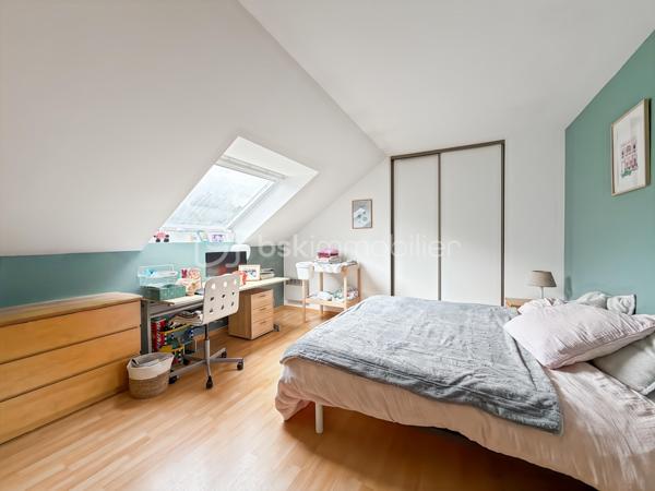 Au cœur de la résidence du Golf de Saint-Germain-lès-Corbeil, cette majestueuse maison de 230 m² propose un style de vie urbain tout en offrant tranquillité et confort. Parfaitement située à deux pas des transports en commun (station TZEN, ligne RER D) et proche de toutes commodités, elle est idéale pour une grande famille et le télétravail. 

Cette propriété sur deux niveaux dévoile ses 9 pièces, comprenant 5 chambres spacieuses, 2 salles de bain et 3 salles d'eau pour préserver l'intimité de chacun. Le TRIPLE séjour est baigné de lumière grâce à ses larges baies vitrées, et la cuisine, moderne et épurée, respire la convivialité.

La parcelle de 874 m² propose deux terrasses parfaites pour des soirées estivales, un jardin soigné et une piscine où passer vos journées ensoleillées. 3 parkings et 2 boxes.

Profitez sans tarder de cette maison exceptionnelle.

Visite sur RDV.
