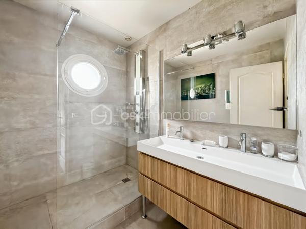 Au cœur de la résidence du Golf de Saint-Germain-lès-Corbeil, cette majestueuse maison de 230 m² propose un style de vie urbain tout en offrant tranquillité et confort. Parfaitement située à deux pas des transports en commun (station TZEN, ligne RER D) et proche de toutes commodités, elle est idéale pour une grande famille et le télétravail. 

Cette propriété sur deux niveaux dévoile ses 9 pièces, comprenant 5 chambres spacieuses, 2 salles de bain et 3 salles d'eau pour préserver l'intimité de chacun. Le TRIPLE séjour est baigné de lumière grâce à ses larges baies vitrées, et la cuisine, moderne et épurée, respire la convivialité.

La parcelle de 874 m² propose deux terrasses parfaites pour des soirées estivales, un jardin soigné et une piscine où passer vos journées ensoleillées. 3 parkings et 2 boxes.

Profitez sans tarder de cette maison exceptionnelle.

Visite sur RDV.