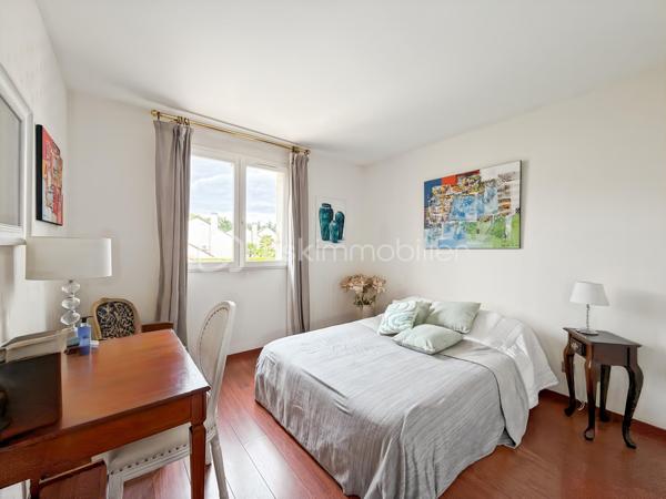 Au cœur de la résidence du Golf de Saint-Germain-lès-Corbeil, cette majestueuse maison de 230 m² propose un style de vie urbain tout en offrant tranquillité et confort. Parfaitement située à deux pas des transports en commun (station TZEN, ligne RER D) et proche de toutes commodités, elle est idéale pour une grande famille et le télétravail. 

Cette propriété sur deux niveaux dévoile ses 9 pièces, comprenant 5 chambres spacieuses, 2 salles de bain et 3 salles d'eau pour préserver l'intimité de chacun. Le TRIPLE séjour est baigné de lumière grâce à ses larges baies vitrées, et la cuisine, moderne et épurée, respire la convivialité.

La parcelle de 874 m² propose deux terrasses parfaites pour des soirées estivales, un jardin soigné et une piscine où passer vos journées ensoleillées. 3 parkings et 2 boxes.

Profitez sans tarder de cette maison exceptionnelle.

Visite sur RDV.