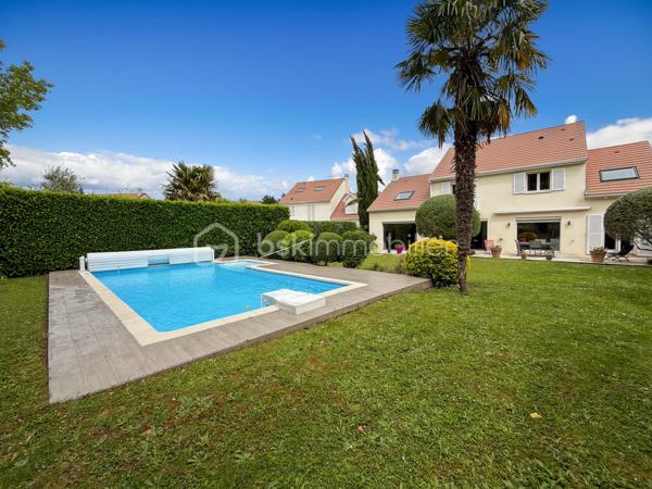Au cœur de la résidence du Golf de Saint-Germain-lès-Corbeil, cette majestueuse maison de 230 m² propose un style de vie urbain tout en offrant tranquillité et confort. Parfaitement située à deux pas des transports en commun (station TZEN, ligne RER D) et proche de toutes commodités, elle est idéale pour une grande famille et le télétravail. 

Cette propriété sur deux niveaux dévoile ses 9 pièces, comprenant 5 chambres spacieuses, 2 salles de bain et 3 salles d'eau pour préserver l'intimité de chacun. Le TRIPLE séjour est baigné de lumière grâce à ses larges baies vitrées, et la cuisine, moderne et épurée, respire la convivialité.

La parcelle de 874 m² propose deux terrasses parfaites pour des soirées estivales, un jardin soigné et une piscine où passer vos journées ensoleillées. 3 parkings et 2 boxes.

Profitez sans tarder de cette maison exceptionnelle.

Visite sur RDV.