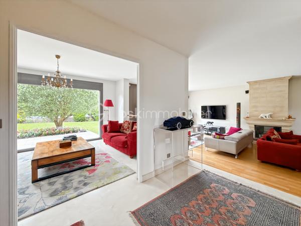 Au cœur de la résidence du Golf de Saint-Germain-lès-Corbeil, cette majestueuse maison de 230 m² propose un style de vie urbain tout en offrant tranquillité et confort. Parfaitement située à deux pas des transports en commun (station TZEN, ligne RER D) et proche de toutes commodités, elle est idéale pour une grande famille et le télétravail. 

Cette propriété sur deux niveaux dévoile ses 9 pièces, comprenant 5 chambres spacieuses, 2 salles de bain et 3 salles d'eau pour préserver l'intimité de chacun. Le TRIPLE séjour est baigné de lumière grâce à ses larges baies vitrées, et la cuisine, moderne et épurée, respire la convivialité.

La parcelle de 874 m² propose deux terrasses parfaites pour des soirées estivales, un jardin soigné et une piscine où passer vos journées ensoleillées. 3 parkings et 2 boxes.

Profitez sans tarder de cette maison exceptionnelle.

Visite sur RDV.