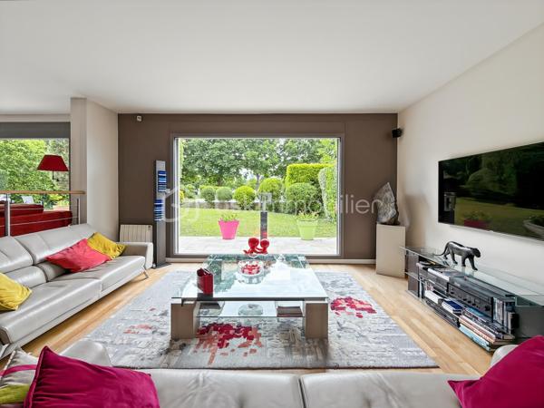 Au cœur de la résidence du Golf de Saint-Germain-lès-Corbeil, cette majestueuse maison de 230 m² propose un style de vie urbain tout en offrant tranquillité et confort. Parfaitement située à deux pas des transports en commun (station TZEN, ligne RER D) et proche de toutes commodités, elle est idéale pour une grande famille et le télétravail. 

Cette propriété sur deux niveaux dévoile ses 9 pièces, comprenant 5 chambres spacieuses, 2 salles de bain et 3 salles d'eau pour préserver l'intimité de chacun. Le TRIPLE séjour est baigné de lumière grâce à ses larges baies vitrées, et la cuisine, moderne et épurée, respire la convivialité.

La parcelle de 874 m² propose deux terrasses parfaites pour des soirées estivales, un jardin soigné et une piscine où passer vos journées ensoleillées. 3 parkings et 2 boxes.

Profitez sans tarder de cette maison exceptionnelle.

Visite sur RDV.