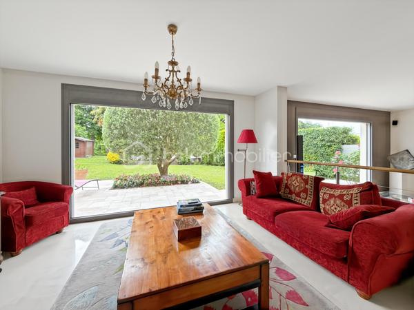 Au cœur de la résidence du Golf de Saint-Germain-lès-Corbeil, cette majestueuse maison de 230 m² propose un style de vie urbain tout en offrant tranquillité et confort. Parfaitement située à deux pas des transports en commun (station TZEN, ligne RER D) et proche de toutes commodités, elle est idéale pour une grande famille et le télétravail. 

Cette propriété sur deux niveaux dévoile ses 9 pièces, comprenant 5 chambres spacieuses, 2 salles de bain et 3 salles d'eau pour préserver l'intimité de chacun. Le TRIPLE séjour est baigné de lumière grâce à ses larges baies vitrées, et la cuisine, moderne et épurée, respire la convivialité.

La parcelle de 874 m² propose deux terrasses parfaites pour des soirées estivales, un jardin soigné et une piscine où passer vos journées ensoleillées. 3 parkings et 2 boxes.

Profitez sans tarder de cette maison exceptionnelle.

Visite sur RDV.