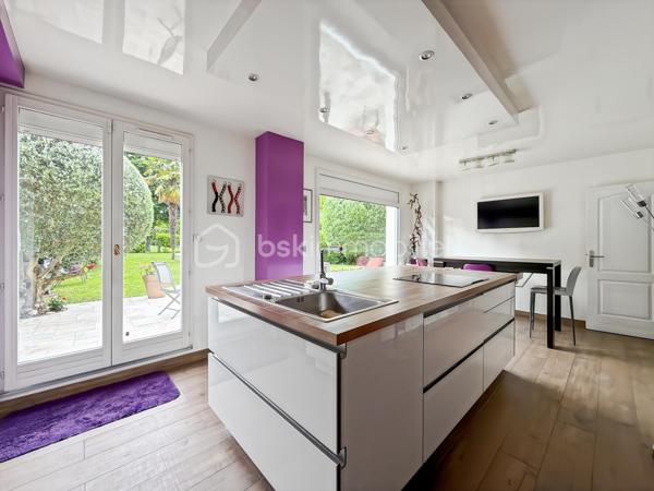 Au cœur de la résidence du Golf de Saint-Germain-lès-Corbeil, cette majestueuse maison de 230 m² propose un style de vie urbain tout en offrant tranquillité et confort. Parfaitement située à deux pas des transports en commun (station TZEN, ligne RER D) et proche de toutes commodités, elle est idéale pour une grande famille et le télétravail. 

Cette propriété sur deux niveaux dévoile ses 9 pièces, comprenant 5 chambres spacieuses, 2 salles de bain et 3 salles d'eau pour préserver l'intimité de chacun. Le TRIPLE séjour est baigné de lumière grâce à ses larges baies vitrées, et la cuisine, moderne et épurée, respire la convivialité.

La parcelle de 874 m² propose deux terrasses parfaites pour des soirées estivales, un jardin soigné et une piscine où passer vos journées ensoleillées. 3 parkings et 2 boxes.

Profitez sans tarder de cette maison exceptionnelle.

Visite sur RDV.