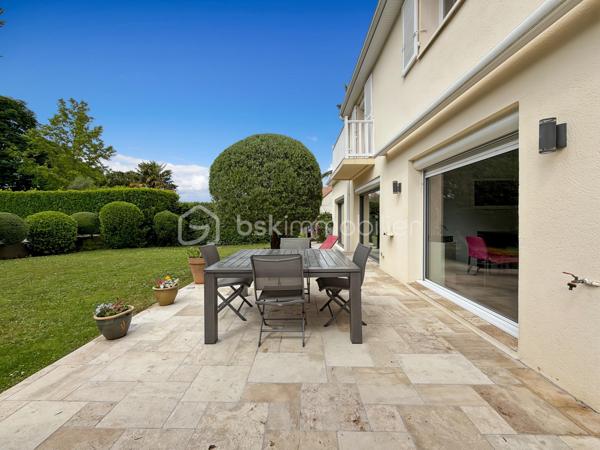 Au cœur de la résidence du Golf de Saint-Germain-lès-Corbeil, cette majestueuse maison de 230 m² propose un style de vie urbain tout en offrant tranquillité et confort. Parfaitement située à deux pas des transports en commun (station TZEN, ligne RER D) et proche de toutes commodités, elle est idéale pour une grande famille et le télétravail. 

Cette propriété sur deux niveaux dévoile ses 9 pièces, comprenant 5 chambres spacieuses, 2 salles de bain et 3 salles d'eau pour préserver l'intimité de chacun. Le TRIPLE séjour est baigné de lumière grâce à ses larges baies vitrées, et la cuisine, moderne et épurée, respire la convivialité.

La parcelle de 874 m² propose deux terrasses parfaites pour des soirées estivales, un jardin soigné et une piscine où passer vos journées ensoleillées. 3 parkings et 2 boxes.

Profitez sans tarder de cette maison exceptionnelle.

Visite sur RDV.