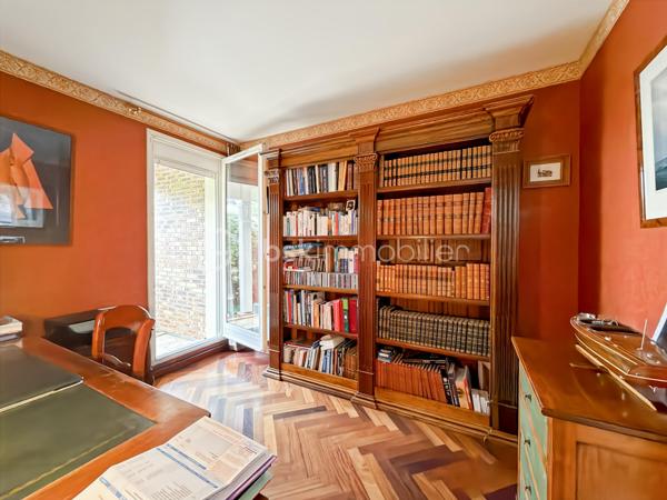 Au cœur de la résidence du Golf de Saint-Germain-lès-Corbeil, cette majestueuse maison de 230 m² propose un style de vie urbain tout en offrant tranquillité et confort. Parfaitement située à deux pas des transports en commun (station TZEN, ligne RER D) et proche de toutes commodités, elle est idéale pour une grande famille et le télétravail. 

Cette propriété sur deux niveaux dévoile ses 9 pièces, comprenant 5 chambres spacieuses, 2 salles de bain et 3 salles d'eau pour préserver l'intimité de chacun. Le TRIPLE séjour est baigné de lumière grâce à ses larges baies vitrées, et la cuisine, moderne et épurée, respire la convivialité.

La parcelle de 874 m² propose deux terrasses parfaites pour des soirées estivales, un jardin soigné et une piscine où passer vos journées ensoleillées. 3 parkings et 2 boxes.

Profitez sans tarder de cette maison exceptionnelle.

Visite sur RDV.