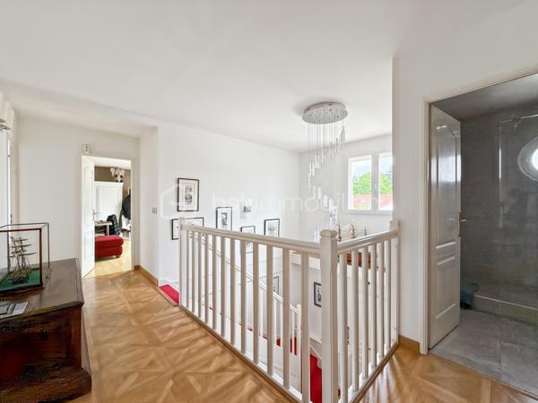 Au cœur de la résidence du Golf de Saint-Germain-lès-Corbeil, cette majestueuse maison de 230 m² propose un style de vie urbain tout en offrant tranquillité et confort. Parfaitement située à deux pas des transports en commun (station TZEN, ligne RER D) et proche de toutes commodités, elle est idéale pour une grande famille et le télétravail. 

Cette propriété sur deux niveaux dévoile ses 9 pièces, comprenant 5 chambres spacieuses, 2 salles de bain et 3 salles d'eau pour préserver l'intimité de chacun. Le TRIPLE séjour est baigné de lumière grâce à ses larges baies vitrées, et la cuisine, moderne et épurée, respire la convivialité.

La parcelle de 874 m² propose deux terrasses parfaites pour des soirées estivales, un jardin soigné et une piscine où passer vos journées ensoleillées. 3 parkings et 2 boxes.

Profitez sans tarder de cette maison exceptionnelle.

Visite sur RDV.