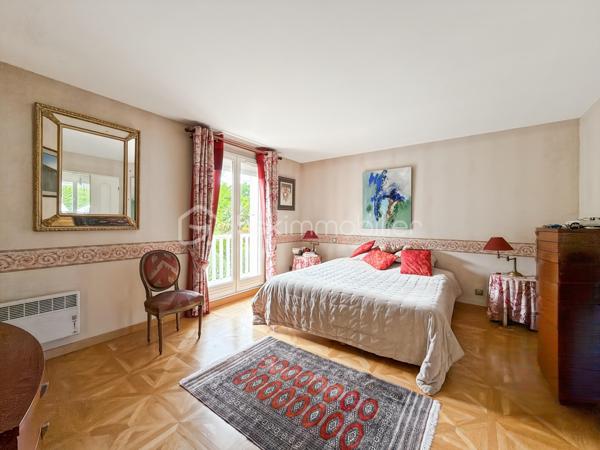 Au cœur de la résidence du Golf de Saint-Germain-lès-Corbeil, cette majestueuse maison de 230 m² propose un style de vie urbain tout en offrant tranquillité et confort. Parfaitement située à deux pas des transports en commun (station TZEN, ligne RER D) et proche de toutes commodités, elle est idéale pour une grande famille et le télétravail. 

Cette propriété sur deux niveaux dévoile ses 9 pièces, comprenant 5 chambres spacieuses, 2 salles de bain et 3 salles d'eau pour préserver l'intimité de chacun. Le TRIPLE séjour est baigné de lumière grâce à ses larges baies vitrées, et la cuisine, moderne et épurée, respire la convivialité.

La parcelle de 874 m² propose deux terrasses parfaites pour des soirées estivales, un jardin soigné et une piscine où passer vos journées ensoleillées. 3 parkings et 2 boxes.

Profitez sans tarder de cette maison exceptionnelle.

Visite sur RDV.