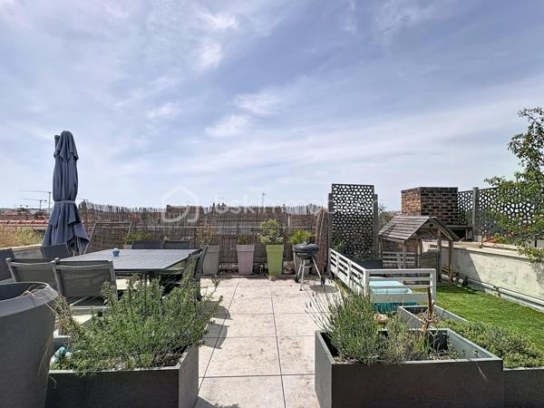 Situé dans un environnement calme et résidentiel, au cœur d’un secteur pavillonnaire particulièrement recherché à Nanterre, cet appartement bénéficie d’un emplacement privilégié.
 À seulement 8 minutes à pied de la gare, vous rejoignez facilement Paris et les principaux pôles d’activité de l’Ouest parisien.
Le centre-ville est également accessible en quelques minutes.
Les familles apprécieront la proximité immédiate des écoles, crèches et établissements scolaires du quartier, ainsi que la présence de nombreux commerces de proximité : boulangeries, supermarchés, pharmacies, restaurants, services du quotidien et marché local, permettant de tout faire à pied.
Dès l’entrée, des placards intégrés, espace buanderie, nombreux rangements sur mesure et même une cave à vin.
Le cœur de l’appartement s’ouvre sur une magnifique pièce de vie d’environ 40 m² baignée de lumière grâce à son exposition sud-ouest. Le salon, le séjour et la cuisine ouverte entièrement équipée créent un espace convivial donnant sur un grand balcon.
Côté nuit, la suite parentale de 16 m² avec sa salle d’eau privative, sa double vasque et ses placards. Deux autres chambres avec rangements intégrés complètent l’espace, chacune bénéficiant d’un accès à un balcon, apportant lumière et ouverture sur l’extérieur.
La salle de bain familiale dispose à la fois d’une baignoire et d’une douche et un Wc  (fermé).
 Un WC indépendant vient s’ajouter.
À l’étage se trouvent un espace bureau et une superbe terrasse de 90 m² bénéficiant d’une vue panoramique.

Situé au sein d’une résidence sécurisée avec digicode, interphone et local vélos, ce bien est vendu avec une cave.

Possibilité d'acquérir un box équipé d’une borne de recharge électrique en sus.
Et également un box en sus. 

Atout rare : un potentiel de création d’environ 40 m² supplémentaires grâce à un permis obtenu en juillet 2022. Une opportunité unique de valoriser encore davantage ce bien.

Caractéristiques : 
-Charges de copropriété : 180 €/mois.
-Chauffe-eau instantané de 80 litres
-des volets électriques 
-chauffage électrique.

Un bien rare sur le secteur, combinant de généreux volumes, des extérieurs exceptionnels, un cadre de vie familial recherché, la proximité des transports, des écoles et des commerces, ainsi qu’un fort potentiel de valorisation.