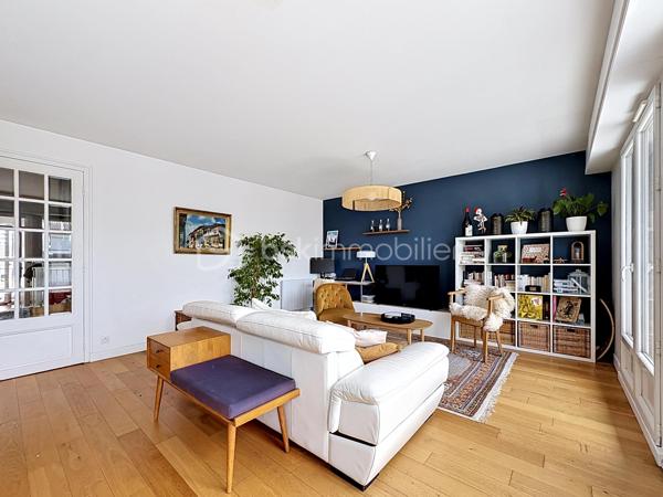 Situé dans un environnement calme et résidentiel, au cœur d’un secteur pavillonnaire particulièrement recherché à Nanterre, cet appartement bénéficie d’un emplacement privilégié.
 À seulement 8 minutes à pied de la gare, vous rejoignez facilement Paris et les principaux pôles d’activité de l’Ouest parisien.
Le centre-ville est également accessible en quelques minutes.
Les familles apprécieront la proximité immédiate des écoles, crèches et établissements scolaires du quartier, ainsi que la présence de nombreux commerces de proximité : boulangeries, supermarchés, pharmacies, restaurants, services du quotidien et marché local, permettant de tout faire à pied.
Dès l’entrée, des placards intégrés, espace buanderie, nombreux rangements sur mesure et même une cave à vin.
Le cœur de l’appartement s’ouvre sur une magnifique pièce de vie d’environ 40 m² baignée de lumière grâce à son exposition sud-ouest. Le salon, le séjour et la cuisine ouverte entièrement équipée créent un espace convivial donnant sur un grand balcon.
Côté nuit, la suite parentale de 16 m² avec sa salle d’eau privative, sa double vasque et ses placards. Deux autres chambres avec rangements intégrés complètent l’espace, chacune bénéficiant d’un accès à un balcon, apportant lumière et ouverture sur l’extérieur.
La salle de bain familiale dispose à la fois d’une baignoire et d’une douche et un Wc  (fermé).
 Un WC indépendant vient s’ajouter.
À l’étage se trouvent un espace bureau et une superbe terrasse de 90 m² bénéficiant d’une vue panoramique.

Situé au sein d’une résidence sécurisée avec digicode, interphone et local vélos, ce bien est vendu avec une cave.

Possibilité d'acquérir un box équipé d’une borne de recharge électrique en sus.
Et également un box en sus. 

Atout rare : un potentiel de création d’environ 40 m² supplémentaires grâce à un permis obtenu en juillet 2022. Une opportunité unique de valoriser encore davantage ce bien.

Caractéristiques : 
-Charges de copropriété : 180 €/mois.
-Chauffe-eau instantané de 80 litres
-des volets électriques 
-chauffage électrique.

Un bien rare sur le secteur, combinant de généreux volumes, des extérieurs exceptionnels, un cadre de vie familial recherché, la proximité des transports, des écoles et des commerces, ainsi qu’un fort potentiel de valorisation.