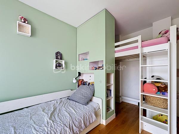 Situé dans un environnement calme et résidentiel, au cœur d’un secteur pavillonnaire particulièrement recherché à Nanterre, cet appartement bénéficie d’un emplacement privilégié.
 À seulement 8 minutes à pied de la gare, vous rejoignez facilement Paris et les principaux pôles d’activité de l’Ouest parisien.
Le centre-ville est également accessible en quelques minutes.
Les familles apprécieront la proximité immédiate des écoles, crèches et établissements scolaires du quartier, ainsi que la présence de nombreux commerces de proximité : boulangeries, supermarchés, pharmacies, restaurants, services du quotidien et marché local, permettant de tout faire à pied.
Dès l’entrée, des placards intégrés, espace buanderie, nombreux rangements sur mesure et même une cave à vin.
Le cœur de l’appartement s’ouvre sur une magnifique pièce de vie d’environ 40 m² baignée de lumière grâce à son exposition sud-ouest. Le salon, le séjour et la cuisine ouverte entièrement équipée créent un espace convivial donnant sur un grand balcon.
Côté nuit, la suite parentale de 16 m² avec sa salle d’eau privative, sa double vasque et ses placards. Deux autres chambres avec rangements intégrés complètent l’espace, chacune bénéficiant d’un accès à un balcon, apportant lumière et ouverture sur l’extérieur.
La salle de bain familiale dispose à la fois d’une baignoire et d’une douche et un Wc  (fermé).
 Un WC indépendant vient s’ajouter.
À l’étage se trouvent un espace bureau et une superbe terrasse de 90 m² bénéficiant d’une vue panoramique.

Situé au sein d’une résidence sécurisée avec digicode, interphone et local vélos, ce bien est vendu avec une cave.

Possibilité d'acquérir un box équipé d’une borne de recharge électrique en sus.
Et également un box en sus. 

Atout rare : un potentiel de création d’environ 40 m² supplémentaires grâce à un permis obtenu en juillet 2022. Une opportunité unique de valoriser encore davantage ce bien.

Caractéristiques : 
-Charges de copropriété : 180 €/mois.
-Chauffe-eau instantané de 80 litres
-des volets électriques 
-chauffage électrique.

Un bien rare sur le secteur, combinant de généreux volumes, des extérieurs exceptionnels, un cadre de vie familial recherché, la proximité des transports, des écoles et des commerces, ainsi qu’un fort potentiel de valorisation.