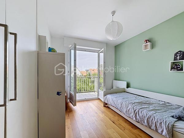 Situé dans un environnement calme et résidentiel, au cœur d’un secteur pavillonnaire particulièrement recherché à Nanterre, cet appartement bénéficie d’un emplacement privilégié.
 À seulement 8 minutes à pied de la gare, vous rejoignez facilement Paris et les principaux pôles d’activité de l’Ouest parisien.
Le centre-ville est également accessible en quelques minutes.
Les familles apprécieront la proximité immédiate des écoles, crèches et établissements scolaires du quartier, ainsi que la présence de nombreux commerces de proximité : boulangeries, supermarchés, pharmacies, restaurants, services du quotidien et marché local, permettant de tout faire à pied.
Dès l’entrée, des placards intégrés, espace buanderie, nombreux rangements sur mesure et même une cave à vin.
Le cœur de l’appartement s’ouvre sur une magnifique pièce de vie d’environ 40 m² baignée de lumière grâce à son exposition sud-ouest. Le salon, le séjour et la cuisine ouverte entièrement équipée créent un espace convivial donnant sur un grand balcon.
Côté nuit, la suite parentale de 16 m² avec sa salle d’eau privative, sa double vasque et ses placards. Deux autres chambres avec rangements intégrés complètent l’espace, chacune bénéficiant d’un accès à un balcon, apportant lumière et ouverture sur l’extérieur.
La salle de bain familiale dispose à la fois d’une baignoire et d’une douche et un Wc  (fermé).
 Un WC indépendant vient s’ajouter.
À l’étage se trouvent un espace bureau et une superbe terrasse de 90 m² bénéficiant d’une vue panoramique.

Situé au sein d’une résidence sécurisée avec digicode, interphone et local vélos, ce bien est vendu avec une cave.

Possibilité d'acquérir un box équipé d’une borne de recharge électrique en sus.
Et également un box en sus. 

Atout rare : un potentiel de création d’environ 40 m² supplémentaires grâce à un permis obtenu en juillet 2022. Une opportunité unique de valoriser encore davantage ce bien.

Caractéristiques : 
-Charges de copropriété : 180 €/mois.
-Chauffe-eau instantané de 80 litres
-des volets électriques 
-chauffage électrique.

Un bien rare sur le secteur, combinant de généreux volumes, des extérieurs exceptionnels, un cadre de vie familial recherché, la proximité des transports, des écoles et des commerces, ainsi qu’un fort potentiel de valorisation.