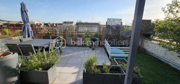 Situé dans un environnement calme et résidentiel, au cœur d’un secteur pavillonnaire particulièrement recherché à Nanterre, cet appartement bénéficie d’un emplacement privilégié.
 À seulement 8 minutes à pied de la gare, vous rejoignez facilement Paris et les principaux pôles d’activité de l’Ouest parisien.
Le centre-ville est également accessible en quelques minutes.
Les familles apprécieront la proximité immédiate des écoles, crèches et établissements scolaires du quartier, ainsi que la présence de nombreux commerces de proximité : boulangeries, supermarchés, pharmacies, restaurants, services du quotidien et marché local, permettant de tout faire à pied.
Dès l’entrée, des placards intégrés, espace buanderie, nombreux rangements sur mesure et même une cave à vin.
Le cœur de l’appartement s’ouvre sur une magnifique pièce de vie d’environ 40 m² baignée de lumière grâce à son exposition sud-ouest. Le salon, le séjour et la cuisine ouverte entièrement équipée créent un espace convivial donnant sur un grand balcon.
Côté nuit, la suite parentale de 16 m² avec sa salle d’eau privative, sa double vasque et ses placards. Deux autres chambres avec rangements intégrés complètent l’espace, chacune bénéficiant d’un accès à un balcon, apportant lumière et ouverture sur l’extérieur.
La salle de bain familiale dispose à la fois d’une baignoire et d’une douche et un Wc  (fermé).
 Un WC indépendant vient s’ajouter.
À l’étage se trouvent un espace bureau et une superbe terrasse de 90 m² bénéficiant d’une vue panoramique.

Situé au sein d’une résidence sécurisée avec digicode, interphone et local vélos, ce bien est vendu avec une cave.

Possibilité d'acquérir un box équipé d’une borne de recharge électrique en sus.
Et également un box en sus. 

Atout rare : un potentiel de création d’environ 40 m² supplémentaires grâce à un permis obtenu en juillet 2022. Une opportunité unique de valoriser encore davantage ce bien.

Caractéristiques : 
-Charges de copropriété : 180 €/mois.
-Chauffe-eau instantané de 80 litres
-des volets électriques 
-chauffage électrique.

Un bien rare sur le secteur, combinant de généreux volumes, des extérieurs exceptionnels, un cadre de vie familial recherché, la proximité des transports, des écoles et des commerces, ainsi qu’un fort potentiel de valorisation.