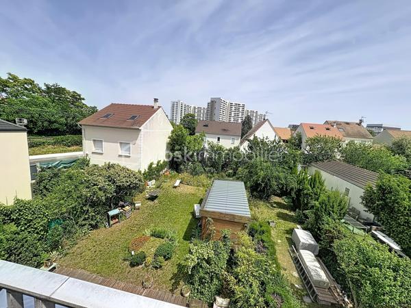Situé dans un environnement calme et résidentiel, au cœur d’un secteur pavillonnaire particulièrement recherché à Nanterre, cet appartement bénéficie d’un emplacement privilégié.
 À seulement 8 minutes à pied de la gare, vous rejoignez facilement Paris et les principaux pôles d’activité de l’Ouest parisien.
Le centre-ville est également accessible en quelques minutes.
Les familles apprécieront la proximité immédiate des écoles, crèches et établissements scolaires du quartier, ainsi que la présence de nombreux commerces de proximité : boulangeries, supermarchés, pharmacies, restaurants, services du quotidien et marché local, permettant de tout faire à pied.
Dès l’entrée, des placards intégrés, espace buanderie, nombreux rangements sur mesure et même une cave à vin.
Le cœur de l’appartement s’ouvre sur une magnifique pièce de vie d’environ 40 m² baignée de lumière grâce à son exposition sud-ouest. Le salon, le séjour et la cuisine ouverte entièrement équipée créent un espace convivial donnant sur un grand balcon.
Côté nuit, la suite parentale de 16 m² avec sa salle d’eau privative, sa double vasque et ses placards. Deux autres chambres avec rangements intégrés complètent l’espace, chacune bénéficiant d’un accès à un balcon, apportant lumière et ouverture sur l’extérieur.
La salle de bain familiale dispose à la fois d’une baignoire et d’une douche et un Wc  (fermé).
 Un WC indépendant vient s’ajouter.
À l’étage se trouvent un espace bureau et une superbe terrasse de 90 m² bénéficiant d’une vue panoramique.

Situé au sein d’une résidence sécurisée avec digicode, interphone et local vélos, ce bien est vendu avec une cave.

Possibilité d'acquérir un box équipé d’une borne de recharge électrique en sus.
Et également un box en sus. 

Atout rare : un potentiel de création d’environ 40 m² supplémentaires grâce à un permis obtenu en juillet 2022. Une opportunité unique de valoriser encore davantage ce bien.

Caractéristiques : 
-Charges de copropriété : 180 €/mois.
-Chauffe-eau instantané de 80 litres
-des volets électriques 
-chauffage électrique.

Un bien rare sur le secteur, combinant de généreux volumes, des extérieurs exceptionnels, un cadre de vie familial recherché, la proximité des transports, des écoles et des commerces, ainsi qu’un fort potentiel de valorisation.
