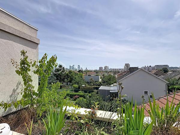 Situé dans un environnement calme et résidentiel, au cœur d’un secteur pavillonnaire particulièrement recherché à Nanterre, cet appartement bénéficie d’un emplacement privilégié.
 À seulement 8 minutes à pied de la gare, vous rejoignez facilement Paris et les principaux pôles d’activité de l’Ouest parisien.
Le centre-ville est également accessible en quelques minutes.
Les familles apprécieront la proximité immédiate des écoles, crèches et établissements scolaires du quartier, ainsi que la présence de nombreux commerces de proximité : boulangeries, supermarchés, pharmacies, restaurants, services du quotidien et marché local, permettant de tout faire à pied.
Dès l’entrée, des placards intégrés, espace buanderie, nombreux rangements sur mesure et même une cave à vin.
Le cœur de l’appartement s’ouvre sur une magnifique pièce de vie d’environ 40 m² baignée de lumière grâce à son exposition sud-ouest. Le salon, le séjour et la cuisine ouverte entièrement équipée créent un espace convivial donnant sur un grand balcon.
Côté nuit, la suite parentale de 16 m² avec sa salle d’eau privative, sa double vasque et ses placards. Deux autres chambres avec rangements intégrés complètent l’espace, chacune bénéficiant d’un accès à un balcon, apportant lumière et ouverture sur l’extérieur.
La salle de bain familiale dispose à la fois d’une baignoire et d’une douche et un Wc  (fermé).
 Un WC indépendant vient s’ajouter.
À l’étage se trouvent un espace bureau et une superbe terrasse de 90 m² bénéficiant d’une vue panoramique.

Situé au sein d’une résidence sécurisée avec digicode, interphone et local vélos, ce bien est vendu avec une cave.

Possibilité d'acquérir un box équipé d’une borne de recharge électrique en sus.
Et également un box en sus. 

Atout rare : un potentiel de création d’environ 40 m² supplémentaires grâce à un permis obtenu en juillet 2022. Une opportunité unique de valoriser encore davantage ce bien.

Caractéristiques : 
-Charges de copropriété : 180 €/mois.
-Chauffe-eau instantané de 80 litres
-des volets électriques 
-chauffage électrique.

Un bien rare sur le secteur, combinant de généreux volumes, des extérieurs exceptionnels, un cadre de vie familial recherché, la proximité des transports, des écoles et des commerces, ainsi qu’un fort potentiel de valorisation.