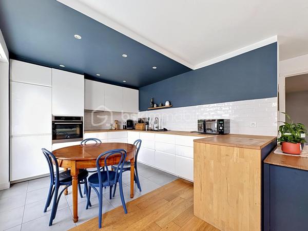 Situé dans un environnement calme et résidentiel, au cœur d’un secteur pavillonnaire particulièrement recherché à Nanterre, cet appartement bénéficie d’un emplacement privilégié.
 À seulement 8 minutes à pied de la gare, vous rejoignez facilement Paris et les principaux pôles d’activité de l’Ouest parisien.
Le centre-ville est également accessible en quelques minutes.
Les familles apprécieront la proximité immédiate des écoles, crèches et établissements scolaires du quartier, ainsi que la présence de nombreux commerces de proximité : boulangeries, supermarchés, pharmacies, restaurants, services du quotidien et marché local, permettant de tout faire à pied.
Dès l’entrée, des placards intégrés, espace buanderie, nombreux rangements sur mesure et même une cave à vin.
Le cœur de l’appartement s’ouvre sur une magnifique pièce de vie d’environ 40 m² baignée de lumière grâce à son exposition sud-ouest. Le salon, le séjour et la cuisine ouverte entièrement équipée créent un espace convivial donnant sur un grand balcon.
Côté nuit, la suite parentale de 16 m² avec sa salle d’eau privative, sa double vasque et ses placards. Deux autres chambres avec rangements intégrés complètent l’espace, chacune bénéficiant d’un accès à un balcon, apportant lumière et ouverture sur l’extérieur.
La salle de bain familiale dispose à la fois d’une baignoire et d’une douche et un Wc  (fermé).
 Un WC indépendant vient s’ajouter.
À l’étage se trouvent un espace bureau et une superbe terrasse de 90 m² bénéficiant d’une vue panoramique.

Situé au sein d’une résidence sécurisée avec digicode, interphone et local vélos, ce bien est vendu avec une cave.

Possibilité d'acquérir un box équipé d’une borne de recharge électrique en sus.
Et également un box en sus. 

Atout rare : un potentiel de création d’environ 40 m² supplémentaires grâce à un permis obtenu en juillet 2022. Une opportunité unique de valoriser encore davantage ce bien.

Caractéristiques : 
-Charges de copropriété : 180 €/mois.
-Chauffe-eau instantané de 80 litres
-des volets électriques 
-chauffage électrique.

Un bien rare sur le secteur, combinant de généreux volumes, des extérieurs exceptionnels, un cadre de vie familial recherché, la proximité des transports, des écoles et des commerces, ainsi qu’un fort potentiel de valorisation.