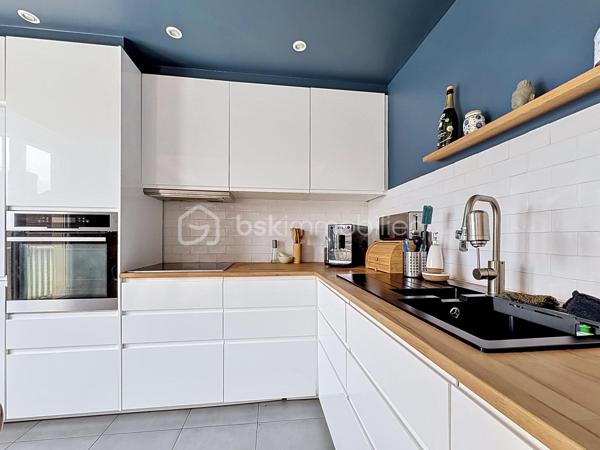 Situé dans un environnement calme et résidentiel, au cœur d’un secteur pavillonnaire particulièrement recherché à Nanterre, cet appartement bénéficie d’un emplacement privilégié.
 À seulement 8 minutes à pied de la gare, vous rejoignez facilement Paris et les principaux pôles d’activité de l’Ouest parisien.
Le centre-ville est également accessible en quelques minutes.
Les familles apprécieront la proximité immédiate des écoles, crèches et établissements scolaires du quartier, ainsi que la présence de nombreux commerces de proximité : boulangeries, supermarchés, pharmacies, restaurants, services du quotidien et marché local, permettant de tout faire à pied.
Dès l’entrée, des placards intégrés, espace buanderie, nombreux rangements sur mesure et même une cave à vin.
Le cœur de l’appartement s’ouvre sur une magnifique pièce de vie d’environ 40 m² baignée de lumière grâce à son exposition sud-ouest. Le salon, le séjour et la cuisine ouverte entièrement équipée créent un espace convivial donnant sur un grand balcon.
Côté nuit, la suite parentale de 16 m² avec sa salle d’eau privative, sa double vasque et ses placards. Deux autres chambres avec rangements intégrés complètent l’espace, chacune bénéficiant d’un accès à un balcon, apportant lumière et ouverture sur l’extérieur.
La salle de bain familiale dispose à la fois d’une baignoire et d’une douche et un Wc  (fermé).
 Un WC indépendant vient s’ajouter.
À l’étage se trouvent un espace bureau et une superbe terrasse de 90 m² bénéficiant d’une vue panoramique.

Situé au sein d’une résidence sécurisée avec digicode, interphone et local vélos, ce bien est vendu avec une cave.

Possibilité d'acquérir un box équipé d’une borne de recharge électrique en sus.
Et également un box en sus. 

Atout rare : un potentiel de création d’environ 40 m² supplémentaires grâce à un permis obtenu en juillet 2022. Une opportunité unique de valoriser encore davantage ce bien.

Caractéristiques : 
-Charges de copropriété : 180 €/mois.
-Chauffe-eau instantané de 80 litres
-des volets électriques 
-chauffage électrique.

Un bien rare sur le secteur, combinant de généreux volumes, des extérieurs exceptionnels, un cadre de vie familial recherché, la proximité des transports, des écoles et des commerces, ainsi qu’un fort potentiel de valorisation.