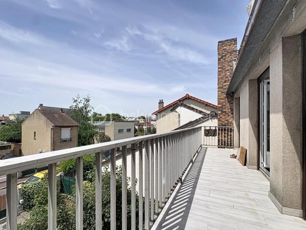Situé dans un environnement calme et résidentiel, au cœur d’un secteur pavillonnaire particulièrement recherché à Nanterre, cet appartement bénéficie d’un emplacement privilégié.
 À seulement 8 minutes à pied de la gare, vous rejoignez facilement Paris et les principaux pôles d’activité de l’Ouest parisien.
Le centre-ville est également accessible en quelques minutes.
Les familles apprécieront la proximité immédiate des écoles, crèches et établissements scolaires du quartier, ainsi que la présence de nombreux commerces de proximité : boulangeries, supermarchés, pharmacies, restaurants, services du quotidien et marché local, permettant de tout faire à pied.
Dès l’entrée, des placards intégrés, espace buanderie, nombreux rangements sur mesure et même une cave à vin.
Le cœur de l’appartement s’ouvre sur une magnifique pièce de vie d’environ 40 m² baignée de lumière grâce à son exposition sud-ouest. Le salon, le séjour et la cuisine ouverte entièrement équipée créent un espace convivial donnant sur un grand balcon.
Côté nuit, la suite parentale de 16 m² avec sa salle d’eau privative, sa double vasque et ses placards. Deux autres chambres avec rangements intégrés complètent l’espace, chacune bénéficiant d’un accès à un balcon, apportant lumière et ouverture sur l’extérieur.
La salle de bain familiale dispose à la fois d’une baignoire et d’une douche et un Wc  (fermé).
 Un WC indépendant vient s’ajouter.
À l’étage se trouvent un espace bureau et une superbe terrasse de 90 m² bénéficiant d’une vue panoramique.

Situé au sein d’une résidence sécurisée avec digicode, interphone et local vélos, ce bien est vendu avec une cave.

Possibilité d'acquérir un box équipé d’une borne de recharge électrique en sus.
Et également un box en sus. 

Atout rare : un potentiel de création d’environ 40 m² supplémentaires grâce à un permis obtenu en juillet 2022. Une opportunité unique de valoriser encore davantage ce bien.

Caractéristiques : 
-Charges de copropriété : 180 €/mois.
-Chauffe-eau instantané de 80 litres
-des volets électriques 
-chauffage électrique.

Un bien rare sur le secteur, combinant de généreux volumes, des extérieurs exceptionnels, un cadre de vie familial recherché, la proximité des transports, des écoles et des commerces, ainsi qu’un fort potentiel de valorisation.
