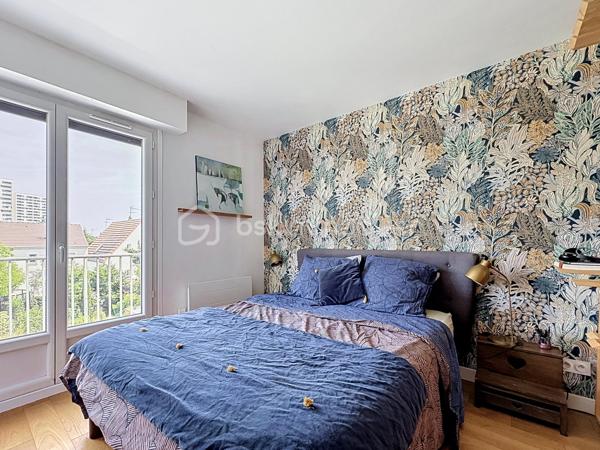 Situé dans un environnement calme et résidentiel, au cœur d’un secteur pavillonnaire particulièrement recherché à Nanterre, cet appartement bénéficie d’un emplacement privilégié.
 À seulement 8 minutes à pied de la gare, vous rejoignez facilement Paris et les principaux pôles d’activité de l’Ouest parisien.
Le centre-ville est également accessible en quelques minutes.
Les familles apprécieront la proximité immédiate des écoles, crèches et établissements scolaires du quartier, ainsi que la présence de nombreux commerces de proximité : boulangeries, supermarchés, pharmacies, restaurants, services du quotidien et marché local, permettant de tout faire à pied.
Dès l’entrée, des placards intégrés, espace buanderie, nombreux rangements sur mesure et même une cave à vin.
Le cœur de l’appartement s’ouvre sur une magnifique pièce de vie d’environ 40 m² baignée de lumière grâce à son exposition sud-ouest. Le salon, le séjour et la cuisine ouverte entièrement équipée créent un espace convivial donnant sur un grand balcon.
Côté nuit, la suite parentale de 16 m² avec sa salle d’eau privative, sa double vasque et ses placards. Deux autres chambres avec rangements intégrés complètent l’espace, chacune bénéficiant d’un accès à un balcon, apportant lumière et ouverture sur l’extérieur.
La salle de bain familiale dispose à la fois d’une baignoire et d’une douche et un Wc  (fermé).
 Un WC indépendant vient s’ajouter.
À l’étage se trouvent un espace bureau et une superbe terrasse de 90 m² bénéficiant d’une vue panoramique.

Situé au sein d’une résidence sécurisée avec digicode, interphone et local vélos, ce bien est vendu avec une cave.

Possibilité d'acquérir un box équipé d’une borne de recharge électrique en sus.
Et également un box en sus. 

Atout rare : un potentiel de création d’environ 40 m² supplémentaires grâce à un permis obtenu en juillet 2022. Une opportunité unique de valoriser encore davantage ce bien.

Caractéristiques : 
-Charges de copropriété : 180 €/mois.
-Chauffe-eau instantané de 80 litres
-des volets électriques 
-chauffage électrique.

Un bien rare sur le secteur, combinant de généreux volumes, des extérieurs exceptionnels, un cadre de vie familial recherché, la proximité des transports, des écoles et des commerces, ainsi qu’un fort potentiel de valorisation.