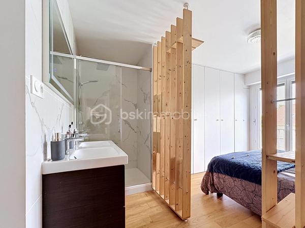 Situé dans un environnement calme et résidentiel, au cœur d’un secteur pavillonnaire particulièrement recherché à Nanterre, cet appartement bénéficie d’un emplacement privilégié.
 À seulement 8 minutes à pied de la gare, vous rejoignez facilement Paris et les principaux pôles d’activité de l’Ouest parisien.
Le centre-ville est également accessible en quelques minutes.
Les familles apprécieront la proximité immédiate des écoles, crèches et établissements scolaires du quartier, ainsi que la présence de nombreux commerces de proximité : boulangeries, supermarchés, pharmacies, restaurants, services du quotidien et marché local, permettant de tout faire à pied.
Dès l’entrée, des placards intégrés, espace buanderie, nombreux rangements sur mesure et même une cave à vin.
Le cœur de l’appartement s’ouvre sur une magnifique pièce de vie d’environ 40 m² baignée de lumière grâce à son exposition sud-ouest. Le salon, le séjour et la cuisine ouverte entièrement équipée créent un espace convivial donnant sur un grand balcon.
Côté nuit, la suite parentale de 16 m² avec sa salle d’eau privative, sa double vasque et ses placards. Deux autres chambres avec rangements intégrés complètent l’espace, chacune bénéficiant d’un accès à un balcon, apportant lumière et ouverture sur l’extérieur.
La salle de bain familiale dispose à la fois d’une baignoire et d’une douche et un Wc  (fermé).
 Un WC indépendant vient s’ajouter.
À l’étage se trouvent un espace bureau et une superbe terrasse de 90 m² bénéficiant d’une vue panoramique.

Situé au sein d’une résidence sécurisée avec digicode, interphone et local vélos, ce bien est vendu avec une cave.

Possibilité d'acquérir un box équipé d’une borne de recharge électrique en sus.
Et également un box en sus. 

Atout rare : un potentiel de création d’environ 40 m² supplémentaires grâce à un permis obtenu en juillet 2022. Une opportunité unique de valoriser encore davantage ce bien.

Caractéristiques : 
-Charges de copropriété : 180 €/mois.
-Chauffe-eau instantané de 80 litres
-des volets électriques 
-chauffage électrique.

Un bien rare sur le secteur, combinant de généreux volumes, des extérieurs exceptionnels, un cadre de vie familial recherché, la proximité des transports, des écoles et des commerces, ainsi qu’un fort potentiel de valorisation.