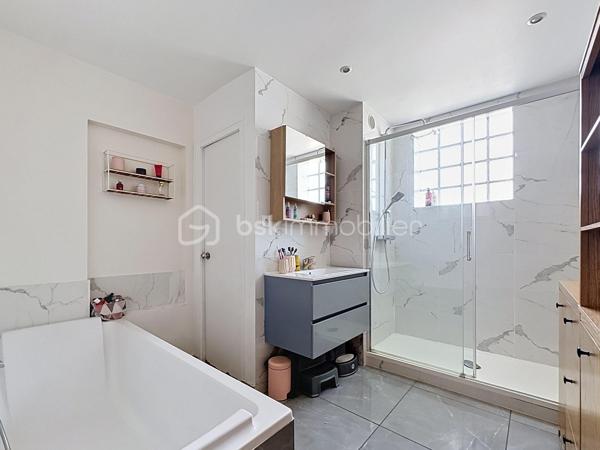 Situé dans un environnement calme et résidentiel, au cœur d’un secteur pavillonnaire particulièrement recherché à Nanterre, cet appartement bénéficie d’un emplacement privilégié.
 À seulement 8 minutes à pied de la gare, vous rejoignez facilement Paris et les principaux pôles d’activité de l’Ouest parisien.
Le centre-ville est également accessible en quelques minutes.
Les familles apprécieront la proximité immédiate des écoles, crèches et établissements scolaires du quartier, ainsi que la présence de nombreux commerces de proximité : boulangeries, supermarchés, pharmacies, restaurants, services du quotidien et marché local, permettant de tout faire à pied.
Dès l’entrée, des placards intégrés, espace buanderie, nombreux rangements sur mesure et même une cave à vin.
Le cœur de l’appartement s’ouvre sur une magnifique pièce de vie d’environ 40 m² baignée de lumière grâce à son exposition sud-ouest. Le salon, le séjour et la cuisine ouverte entièrement équipée créent un espace convivial donnant sur un grand balcon.
Côté nuit, la suite parentale de 16 m² avec sa salle d’eau privative, sa double vasque et ses placards. Deux autres chambres avec rangements intégrés complètent l’espace, chacune bénéficiant d’un accès à un balcon, apportant lumière et ouverture sur l’extérieur.
La salle de bain familiale dispose à la fois d’une baignoire et d’une douche et un Wc  (fermé).
 Un WC indépendant vient s’ajouter.
À l’étage se trouvent un espace bureau et une superbe terrasse de 90 m² bénéficiant d’une vue panoramique.

Situé au sein d’une résidence sécurisée avec digicode, interphone et local vélos, ce bien est vendu avec une cave.

Possibilité d'acquérir un box équipé d’une borne de recharge électrique en sus.
Et également un box en sus. 

Atout rare : un potentiel de création d’environ 40 m² supplémentaires grâce à un permis obtenu en juillet 2022. Une opportunité unique de valoriser encore davantage ce bien.

Caractéristiques : 
-Charges de copropriété : 180 €/mois.
-Chauffe-eau instantané de 80 litres
-des volets électriques 
-chauffage électrique.

Un bien rare sur le secteur, combinant de généreux volumes, des extérieurs exceptionnels, un cadre de vie familial recherché, la proximité des transports, des écoles et des commerces, ainsi qu’un fort potentiel de valorisation.