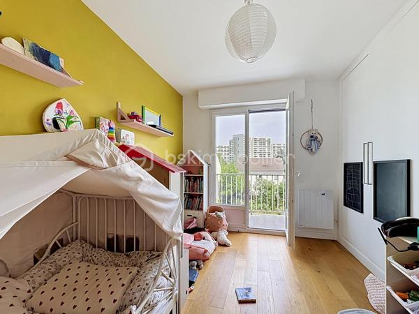 Situé dans un environnement calme et résidentiel, au cœur d’un secteur pavillonnaire particulièrement recherché à Nanterre, cet appartement bénéficie d’un emplacement privilégié.
 À seulement 8 minutes à pied de la gare, vous rejoignez facilement Paris et les principaux pôles d’activité de l’Ouest parisien.
Le centre-ville est également accessible en quelques minutes.
Les familles apprécieront la proximité immédiate des écoles, crèches et établissements scolaires du quartier, ainsi que la présence de nombreux commerces de proximité : boulangeries, supermarchés, pharmacies, restaurants, services du quotidien et marché local, permettant de tout faire à pied.
Dès l’entrée, des placards intégrés, espace buanderie, nombreux rangements sur mesure et même une cave à vin.
Le cœur de l’appartement s’ouvre sur une magnifique pièce de vie d’environ 40 m² baignée de lumière grâce à son exposition sud-ouest. Le salon, le séjour et la cuisine ouverte entièrement équipée créent un espace convivial donnant sur un grand balcon.
Côté nuit, la suite parentale de 16 m² avec sa salle d’eau privative, sa double vasque et ses placards. Deux autres chambres avec rangements intégrés complètent l’espace, chacune bénéficiant d’un accès à un balcon, apportant lumière et ouverture sur l’extérieur.
La salle de bain familiale dispose à la fois d’une baignoire et d’une douche et un Wc  (fermé).
 Un WC indépendant vient s’ajouter.
À l’étage se trouvent un espace bureau et une superbe terrasse de 90 m² bénéficiant d’une vue panoramique.

Situé au sein d’une résidence sécurisée avec digicode, interphone et local vélos, ce bien est vendu avec une cave.

Possibilité d'acquérir un box équipé d’une borne de recharge électrique en sus.
Et également un box en sus. 

Atout rare : un potentiel de création d’environ 40 m² supplémentaires grâce à un permis obtenu en juillet 2022. Une opportunité unique de valoriser encore davantage ce bien.

Caractéristiques : 
-Charges de copropriété : 180 €/mois.
-Chauffe-eau instantané de 80 litres
-des volets électriques 
-chauffage électrique.

Un bien rare sur le secteur, combinant de généreux volumes, des extérieurs exceptionnels, un cadre de vie familial recherché, la proximité des transports, des écoles et des commerces, ainsi qu’un fort potentiel de valorisation.