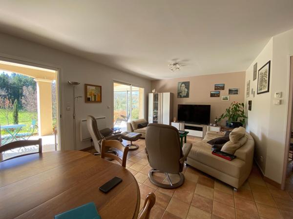 Plain pied, 2 logements, lumineuse et économique.