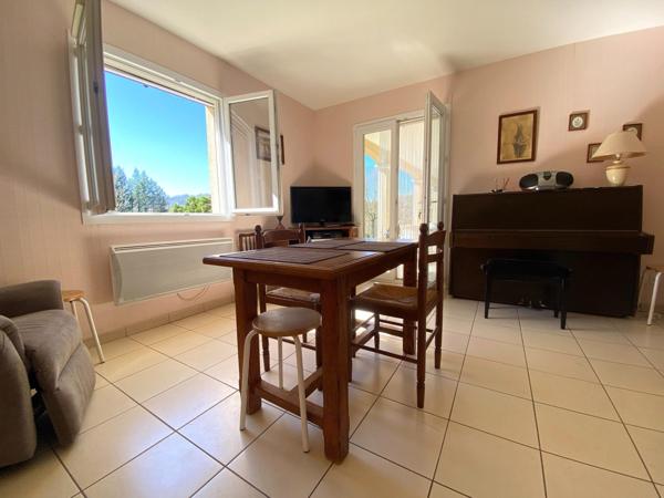 Plain pied, 2 logements, lumineuse et économique.