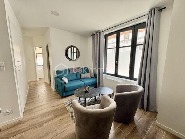 Très jolie appartement lumineux de 3 pièces situé au coeur du Pouliguen et refait à neuf en 2023
A quelques pas du port , de la plage et de toutes les commodités, ce logement en rez-de-chaussée vous séduira par la qualité de ses prestations
Il comprend une belle pièce de vie avec sa cuisine aménagée , 2 Chambres lumineuses avec rangements , 1 salle d'eau, WC séparés ainsi qu'un Patio qui peut être en partie fermé pour en faire une pièce supplémentaire