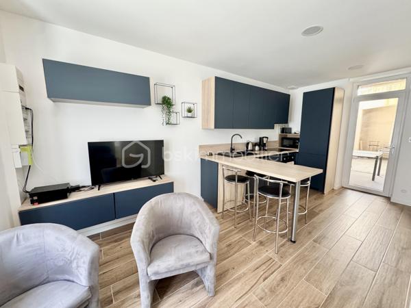 Très jolie appartement lumineux de 3 pièces situé au coeur du Pouliguen et refait à neuf en 2023
A quelques pas du port , de la plage et de toutes les commodités, ce logement en rez-de-chaussée vous séduira par la qualité de ses prestations
Il comprend une belle pièce de vie avec sa cuisine aménagée , 2 Chambres lumineuses avec rangements , 1 salle d'eau, WC séparés ainsi qu'un Patio qui peut être en partie fermé pour en faire une pièce supplémentaire