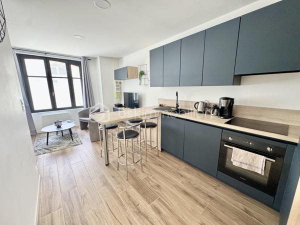 Très jolie appartement lumineux de 3 pièces situé au coeur du Pouliguen et refait à neuf en 2023
A quelques pas du port , de la plage et de toutes les commodités, ce logement en rez-de-chaussée vous séduira par la qualité de ses prestations
Il comprend une belle pièce de vie avec sa cuisine aménagée , 2 Chambres lumineuses avec rangements , 1 salle d'eau, WC séparés ainsi qu'un Patio qui peut être en partie fermé pour en faire une pièce supplémentaire