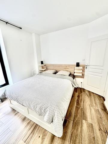 Très jolie appartement lumineux de 3 pièces situé au coeur du Pouliguen et refait à neuf en 2023
A quelques pas du port , de la plage et de toutes les commodités, ce logement en rez-de-chaussée vous séduira par la qualité de ses prestations
Il comprend une belle pièce de vie avec sa cuisine aménagée , 2 Chambres lumineuses avec rangements , 1 salle d'eau, WC séparés ainsi qu'un Patio qui peut être en partie fermé pour en faire une pièce supplémentaire