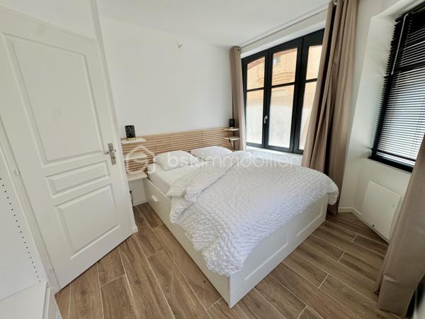 Très jolie appartement lumineux de 3 pièces situé au coeur du Pouliguen et refait à neuf en 2023
A quelques pas du port , de la plage et de toutes les commodités, ce logement en rez-de-chaussée vous séduira par la qualité de ses prestations
Il comprend une belle pièce de vie avec sa cuisine aménagée , 2 Chambres lumineuses avec rangements , 1 salle d'eau, WC séparés ainsi qu'un Patio qui peut être en partie fermé pour en faire une pièce supplémentaire