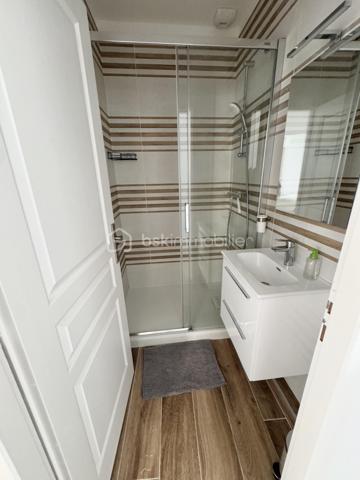 Très jolie appartement lumineux de 3 pièces situé au coeur du Pouliguen et refait à neuf en 2023
A quelques pas du port , de la plage et de toutes les commodités, ce logement en rez-de-chaussée vous séduira par la qualité de ses prestations
Il comprend une belle pièce de vie avec sa cuisine aménagée , 2 Chambres lumineuses avec rangements , 1 salle d'eau, WC séparés ainsi qu'un Patio qui peut être en partie fermé pour en faire une pièce supplémentaire