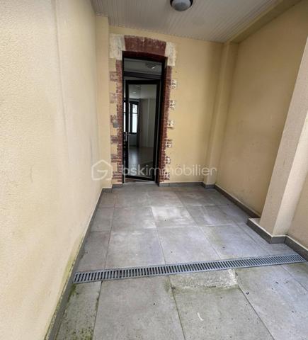 Très jolie appartement lumineux de 3 pièces situé au coeur du Pouliguen et refait à neuf en 2023
A quelques pas du port , de la plage et de toutes les commodités, ce logement en rez-de-chaussée vous séduira par la qualité de ses prestations
Il comprend une belle pièce de vie avec sa cuisine aménagée , 2 Chambres lumineuses avec rangements , 1 salle d'eau, WC séparés ainsi qu'un Patio qui peut être en partie fermé pour en faire une pièce supplémentaire